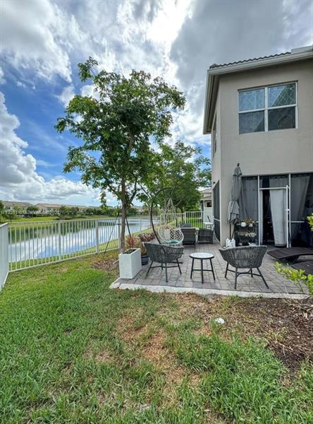 Image 4 of 27 For 5035 Eucalyptus Dr  4