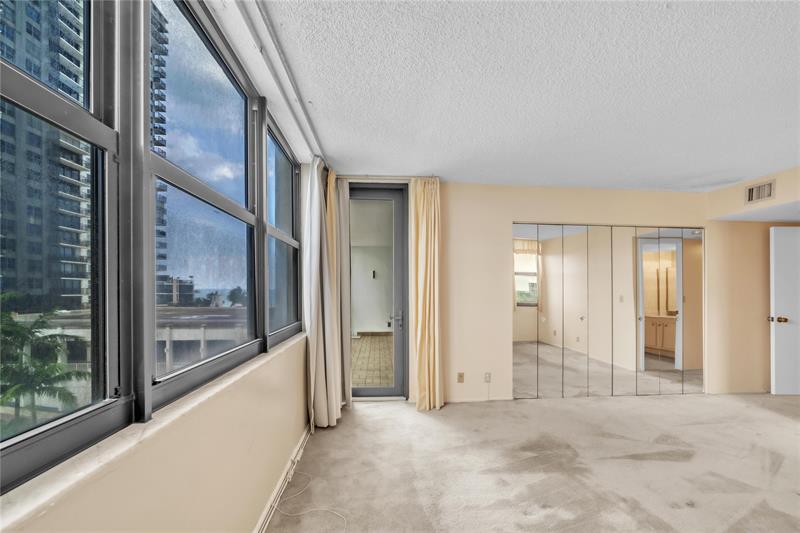 Image 19 of 60 For 2401 Ocean Dr  505