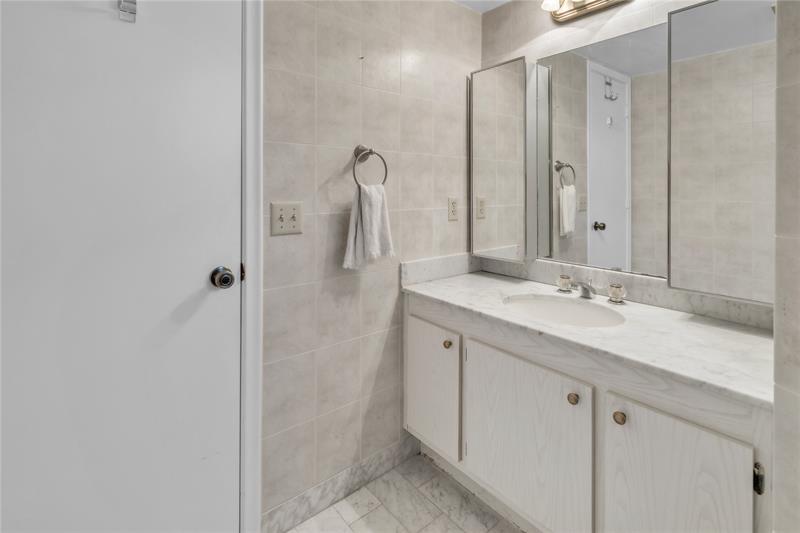 Image 21 of 60 For 2401 Ocean Dr  505