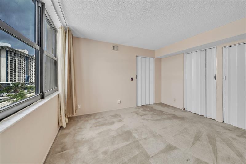 Image 24 of 60 For 2401 Ocean Dr  505