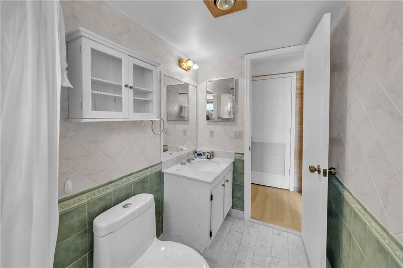 Image 29 of 60 For 2401 Ocean Dr  505