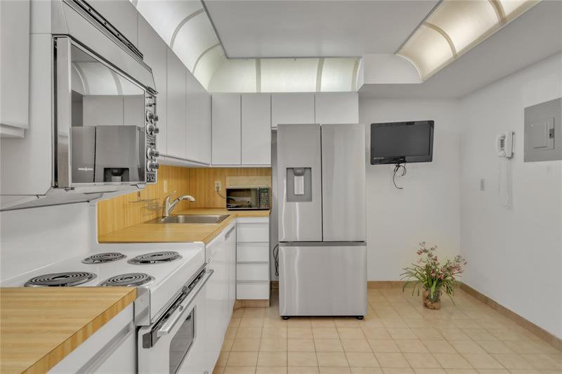 Image 34 of 60 For 2401 Ocean Dr  505