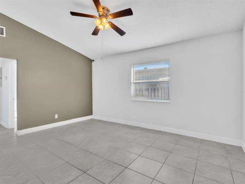 Image 11 of 39 For 525 10th Ave