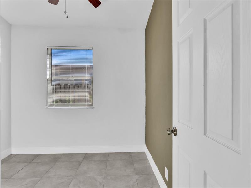 Image 13 of 39 For 525 10th Ave