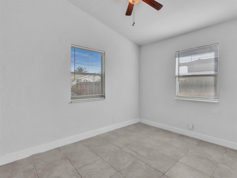 Image 14 of 39 For 525 10th Ave