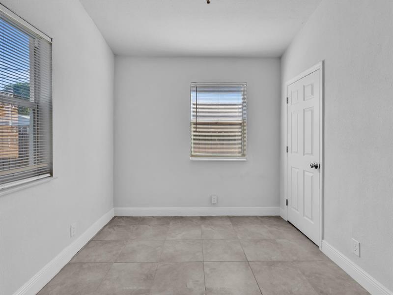 Image 15 of 39 For 525 10th Ave