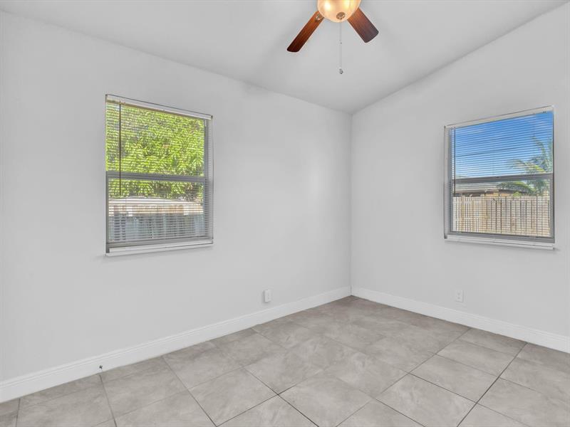 Image 17 of 39 For 525 10th Ave