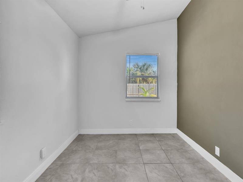 Image 18 of 39 For 525 10th Ave