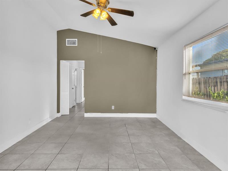 Image 3 of 39 For 525 10th Ave