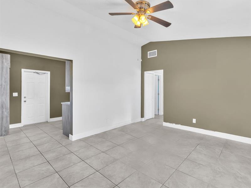Image 4 of 39 For 525 10th Ave