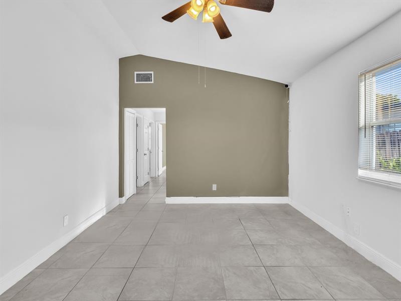 Image 5 of 39 For 525 10th Ave
