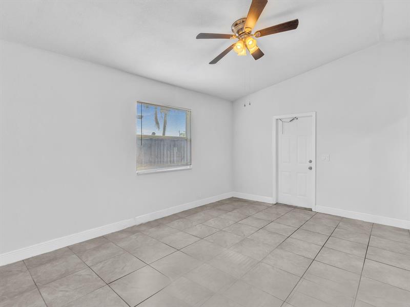 Image 6 of 39 For 525 10th Ave