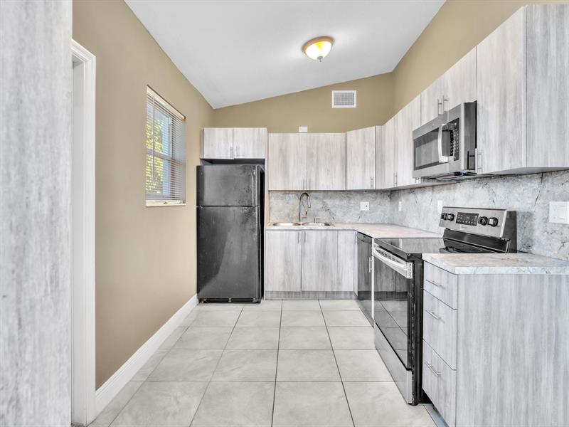 Image 8 of 39 For 525 10th Ave