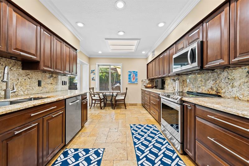 Image 22 of 37 For 804 Southlake Dr