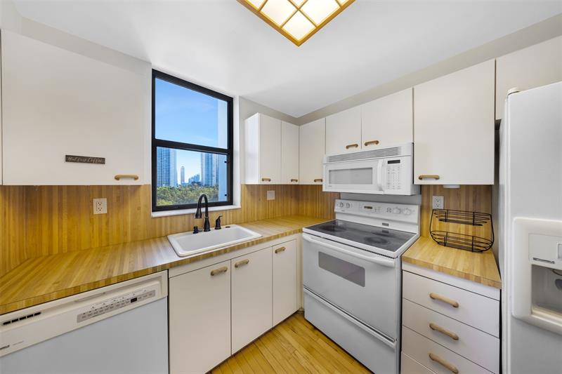 Image 14 of 33 For 18181 31st Ct  804