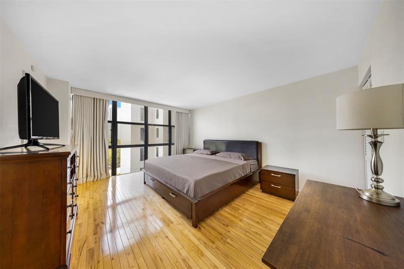 Image 17 of 33 For 18181 31st Ct  804