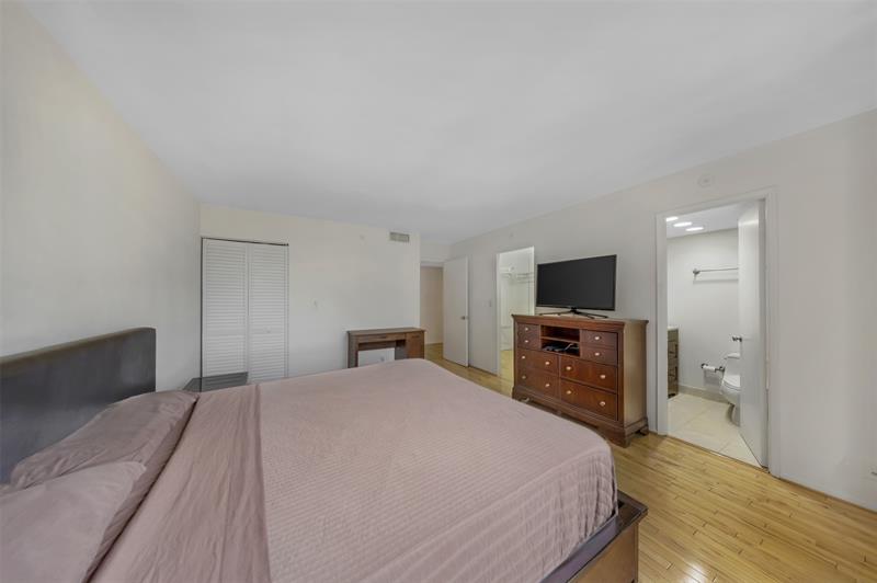 Image 19 of 33 For 18181 31st Ct  804