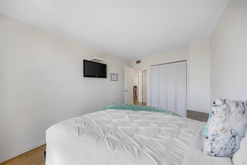 Image 27 of 33 For 18181 31st Ct  804
