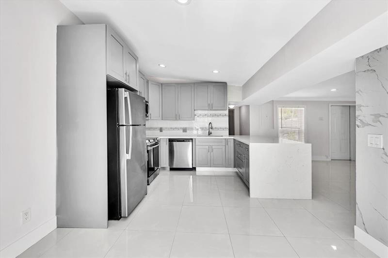Image 4 of 27 For 700 3rd Avenue