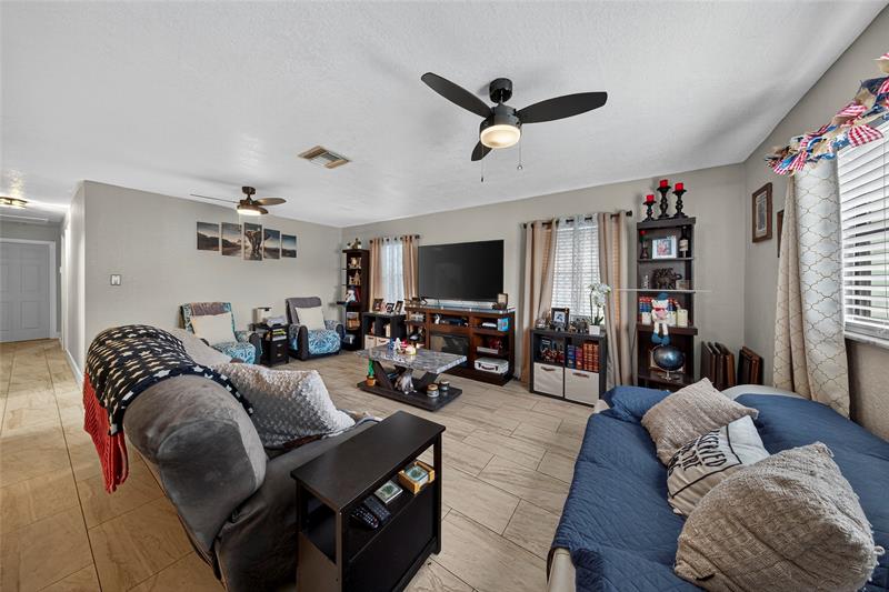 Image 4 of 22 For 640 28th Way
