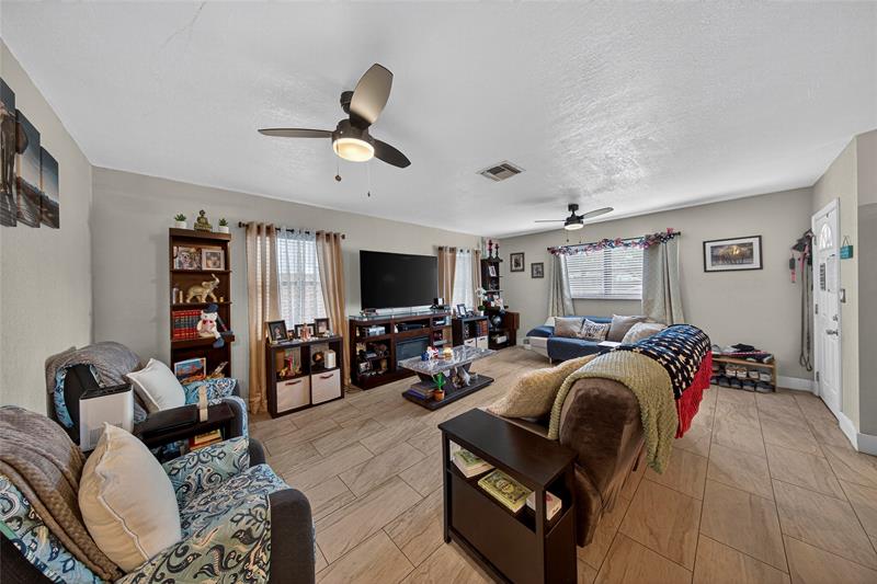 Image 5 of 22 For 640 28th Way