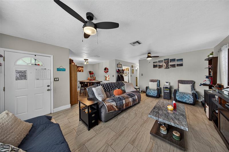 Image 6 of 22 For 640 28th Way