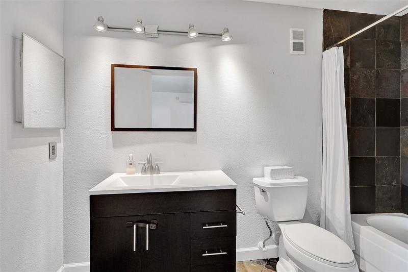 Image 15 of 37 For 2371 33rd St  706