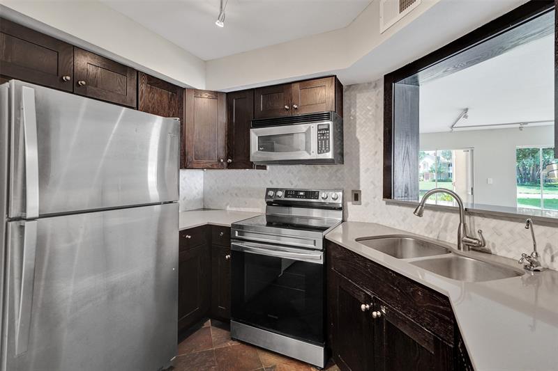 Image 18 of 37 For 2371 33rd St  706