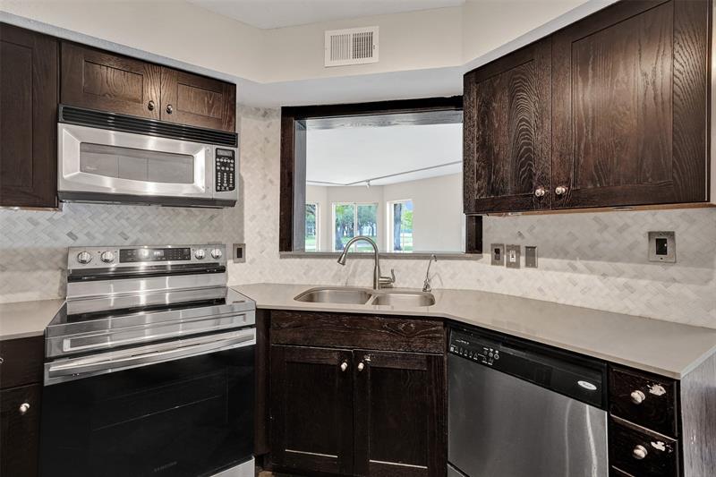 Image 19 of 37 For 2371 33rd St  706