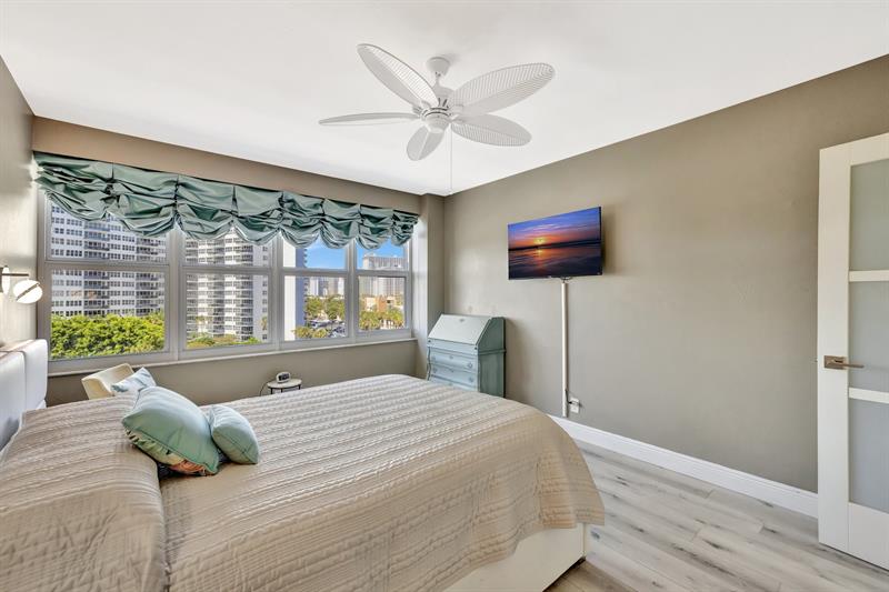 Image 34 of 50 For 3333 34th St  608