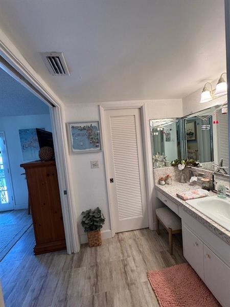 Image 20 of 26 For 2866 30th St  21