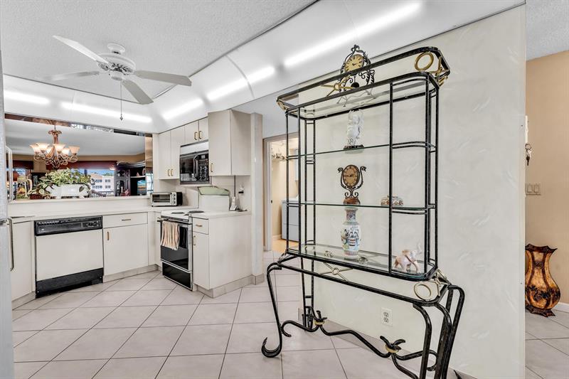 Image 10 of 84 For 7449 Fairfax Dr  211