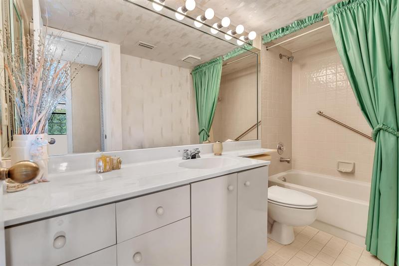 Image 37 of 84 For 7449 Fairfax Dr  211