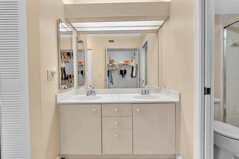Image 38 of 84 For 7449 Fairfax Dr  211