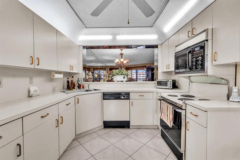 Image 5 of 84 For 7449 Fairfax Dr  211