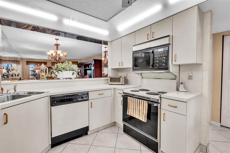 Image 6 of 84 For 7449 Fairfax Dr  211