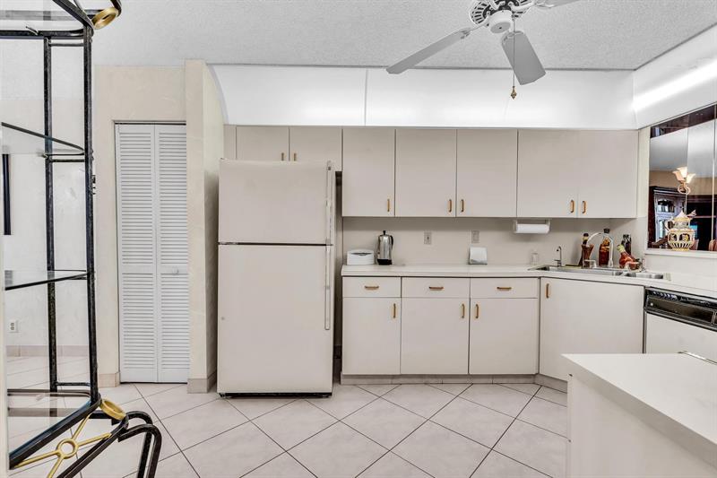 Image 9 of 84 For 7449 Fairfax Dr  211