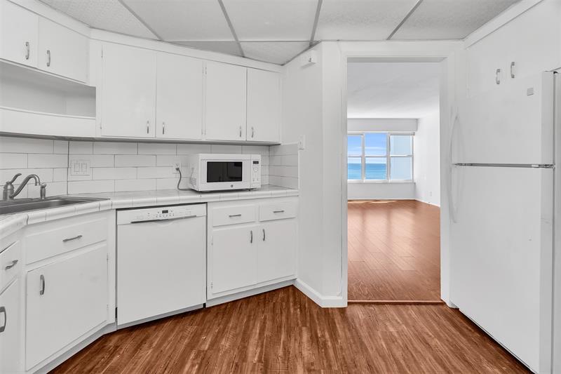 Image 18 of 41 For 3700 Galt Ocean Dr  1209