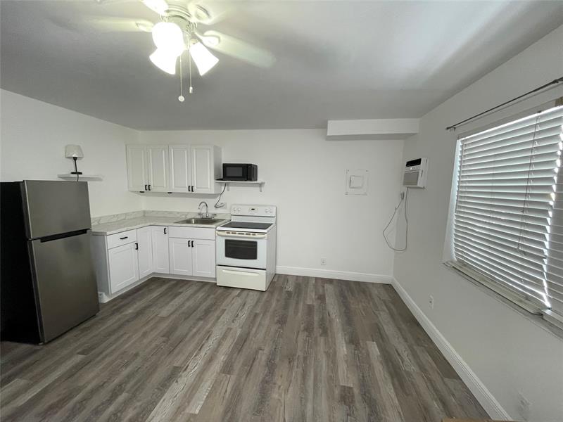 Image 3 of 11 For 913 18th Ave  121