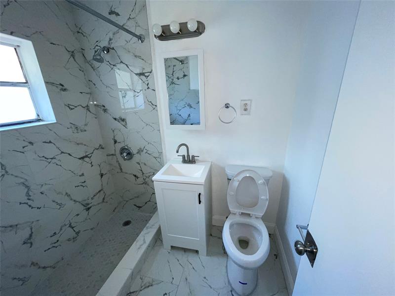 Image 7 of 11 For 913 18th Ave  121