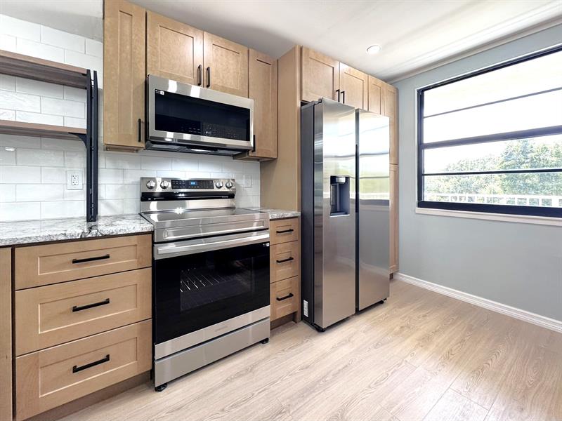 Image 7 of 25 For 3525 Village Blvd  305