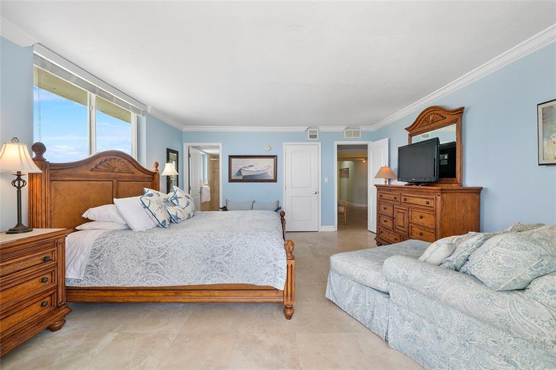 Image 32 of 60 For 2080 Hillsboro Blvd  407