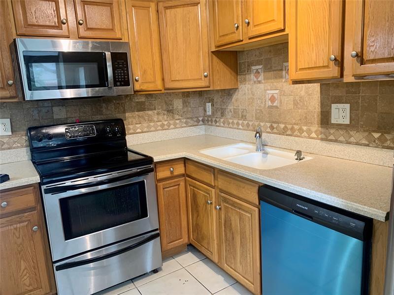 Image 9 of 18 For 103 Gardens Dr  202