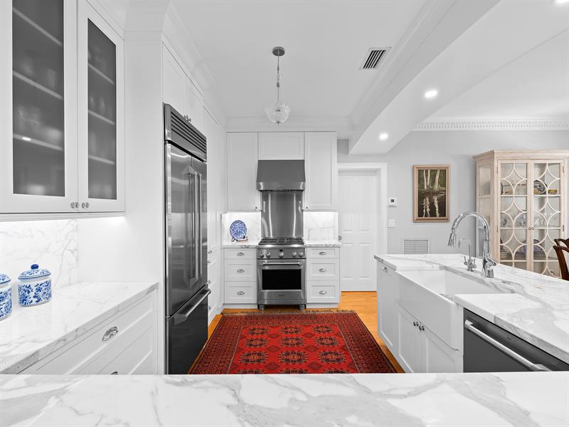 Image 13 of 52 For 525 Victoria Park Rd