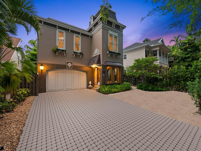 Image 4 of 52 For 525 Victoria Park Rd