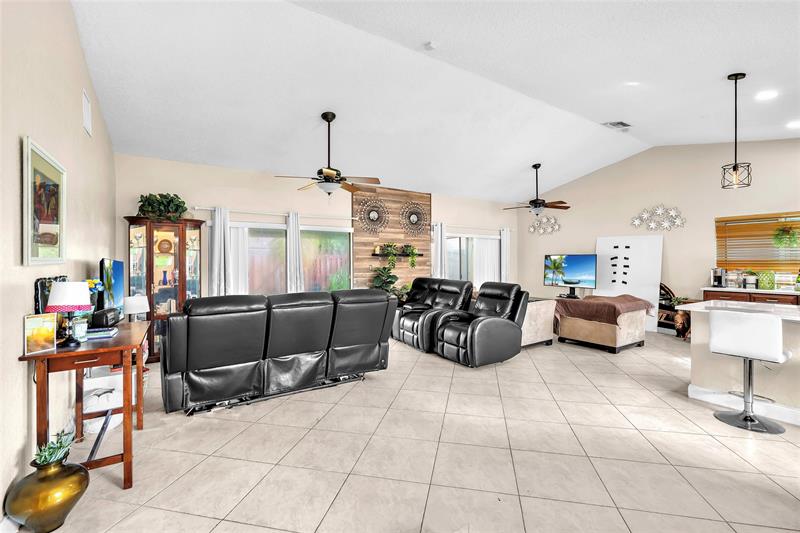 Image 14 of 32 For 8621 46th Ct