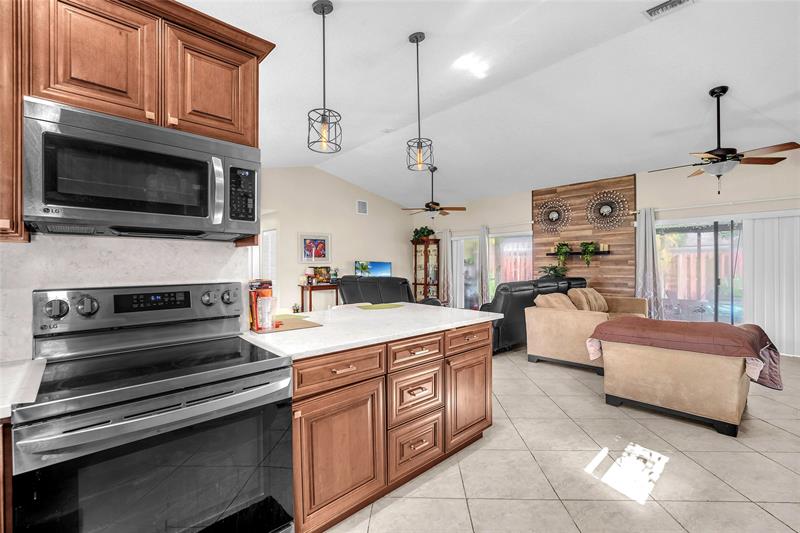 Image 19 of 32 For 8621 46th Ct