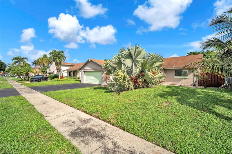 Image 5 of 32 For 8621 46th Ct