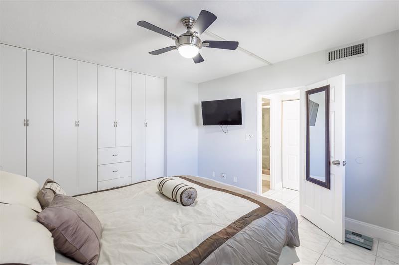 Image 12 of 21 For 3801 Ocean Dr  10s