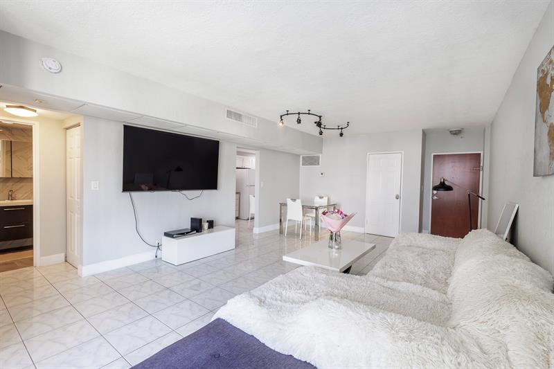 Image 3 of 21 For 3801 Ocean Dr  10s